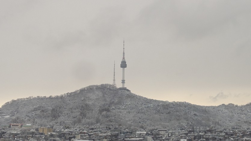 큰 첫눈이 왔습니다. (눈내린 남산타워)